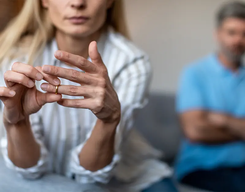 Divorțul prin Reprezentare: Cum se Desfacă Căsătoria în Absența Unuia dintre Soți